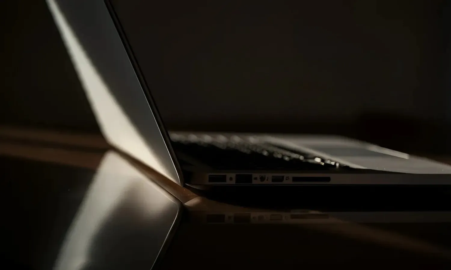 laptop in dark background digital-marketing